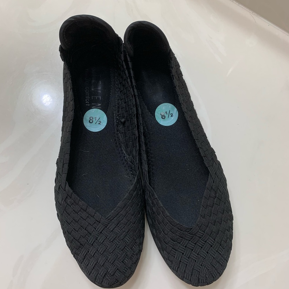 Steve Madden woven flats NWT